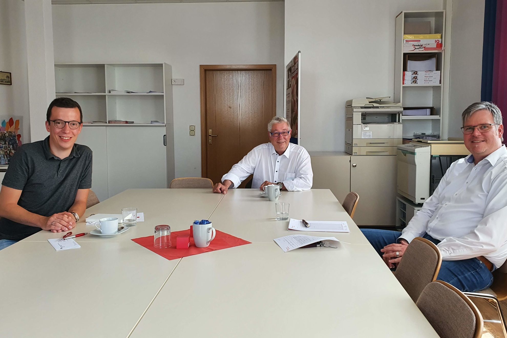 Patrick Krug (l.) und Matthias Weitzel im Gespräch mit Kreishandwerkermeister Giese (Mitte)